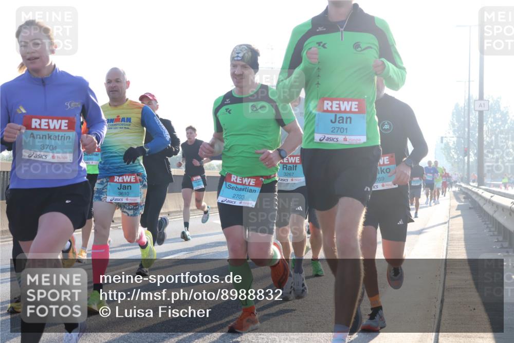 03.10.2025 - Köhlbrandbrückenlauf Luisa Fischer http://msf.ph/oto/8988832 03.10.2025 10:12:02 Position 3 50, 3704, 112, 28, 3610, 2701, 1, 2703, 3267, 269 meine-sportfotos.de