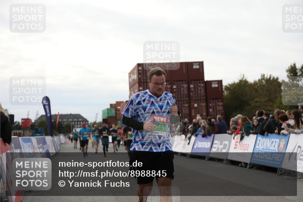 03.10.2025 - Köhlbrandbrückenlauf Yannick Fuchs http://msf.ph/oto/8988845 03.10.2025 16:12:52 Ziel 7153, 7154, 7211, 7321, 7341, 7354, 7358, 7443, 7457, 7482, 7653, 8292, 8294 meine-sportfotos.de