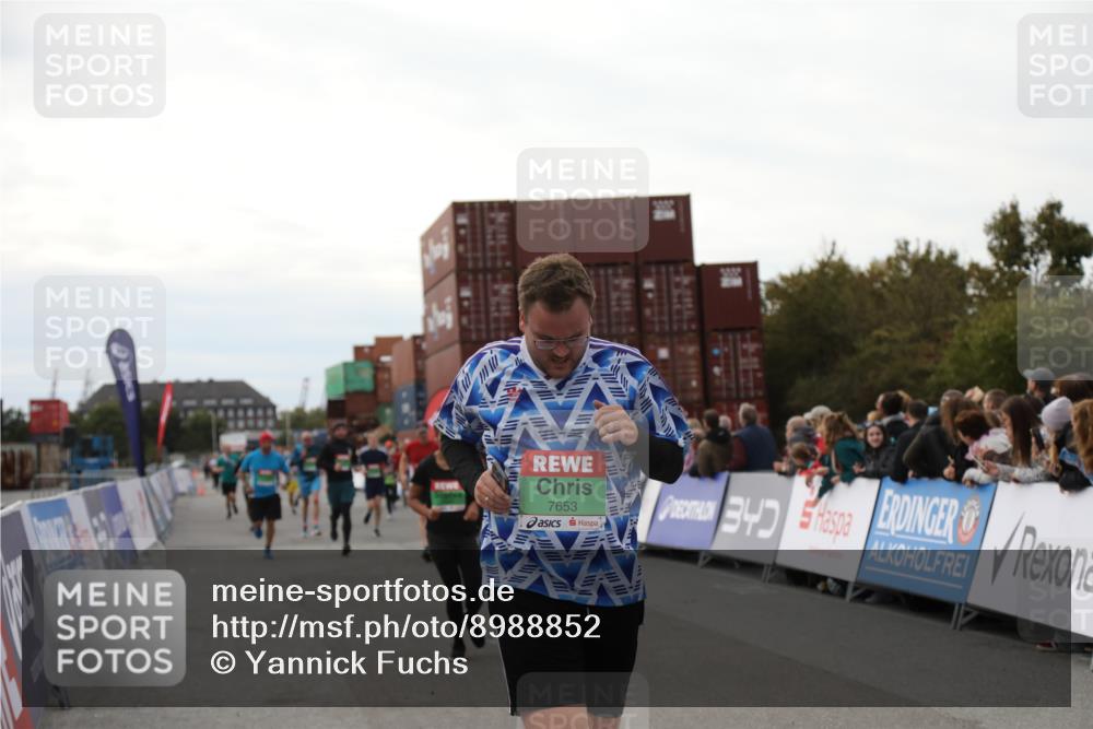 03.10.2025 - Köhlbrandbrückenlauf Yannick Fuchs http://msf.ph/oto/8988852 03.10.2025 16:12:53 Ziel 7153, 7154, 7211, 7321, 7341, 7354, 7358, 7397, 7443, 7481, 7653, 7761, 8292, 8294 meine-sportfotos.de