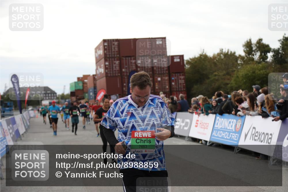 03.10.2025 - Köhlbrandbrückenlauf Yannick Fuchs http://msf.ph/oto/8988859 03.10.2025 16:12:53 Ziel 7153, 7154, 7211, 7321, 7341, 7354, 7358, 7397, 7443, 7481, 7653, 7761, 8292, 8294 meine-sportfotos.de