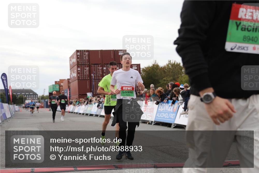 03.10.2025 - Köhlbrandbrückenlauf Yannick Fuchs http://msf.ph/oto/8988933 03.10.2025 16:00:52 Ziel 7223, 7294, 7522, 7561, 8676, 8883, 8940, 9736 meine-sportfotos.de