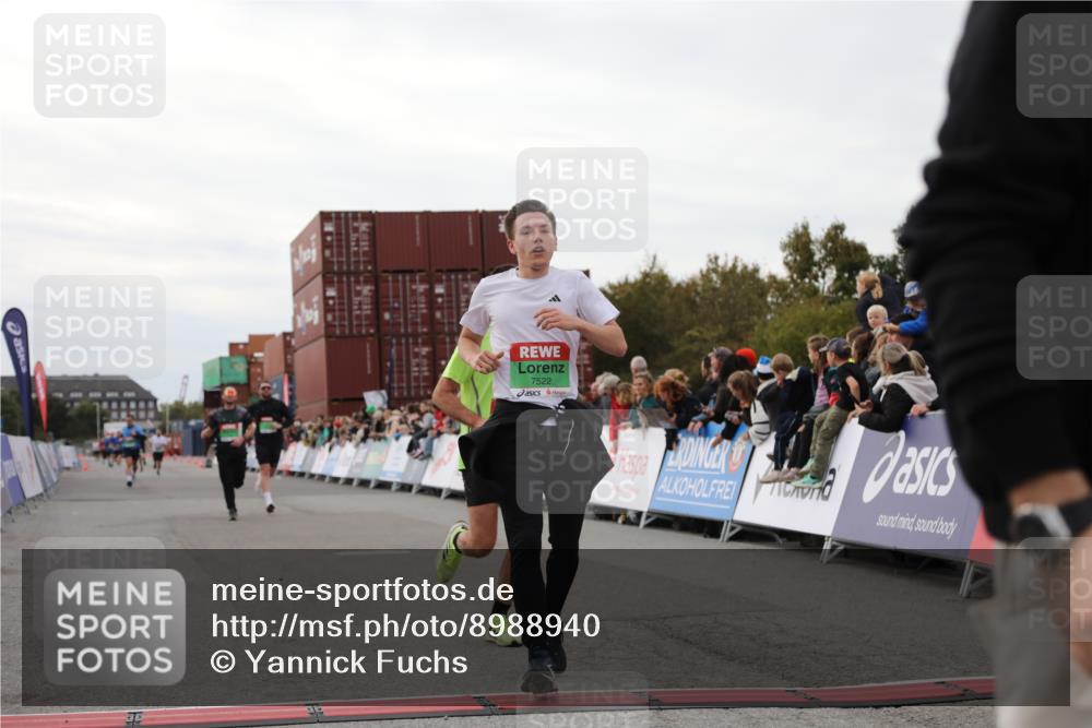 03.10.2025 - Köhlbrandbrückenlauf Yannick Fuchs http://msf.ph/oto/8988940 03.10.2025 16:00:52 Ziel 7223, 7294, 7522, 7561, 8676, 8883, 8940, 9736 meine-sportfotos.de