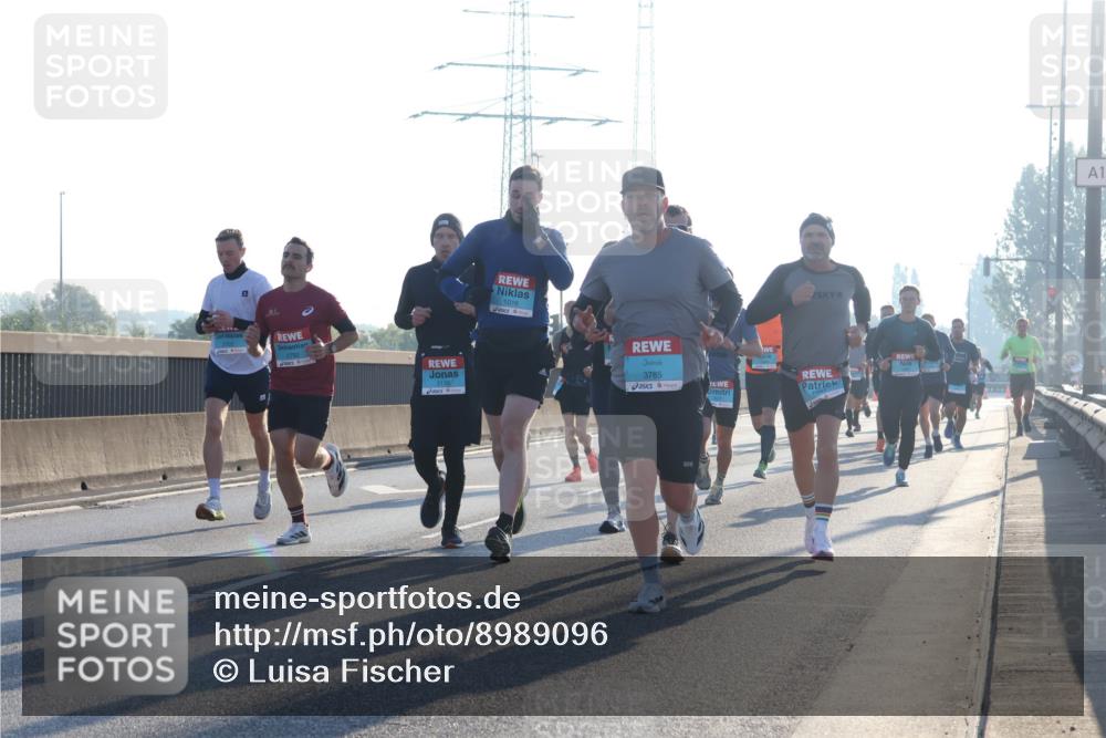 03.10.2025 - Köhlbrandbrückenlauf Luisa Fischer http://msf.ph/oto/8989096 03.10.2025 10:12:17 Position 3 3136, 1016, 3785 meine-sportfotos.de