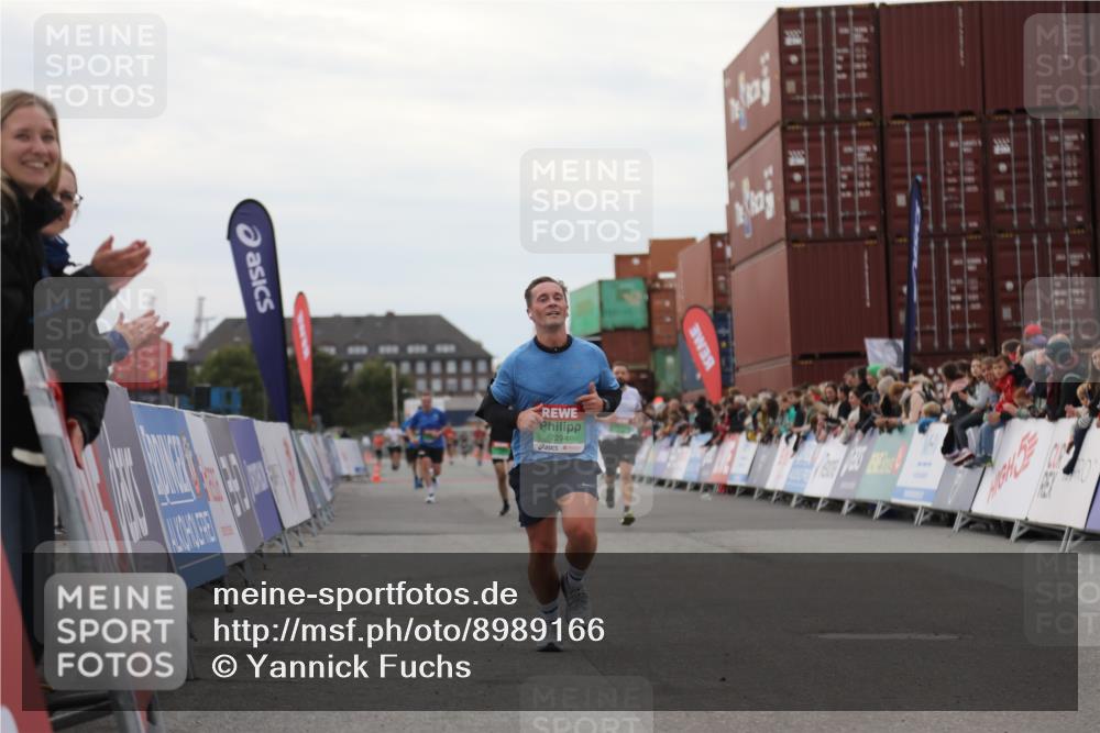 03.10.2025 - Köhlbrandbrückenlauf Yannick Fuchs http://msf.ph/oto/8989166 03.10.2025 16:00:59 Ziel 7294, 7396, 8676, 8855, 9736 meine-sportfotos.de
