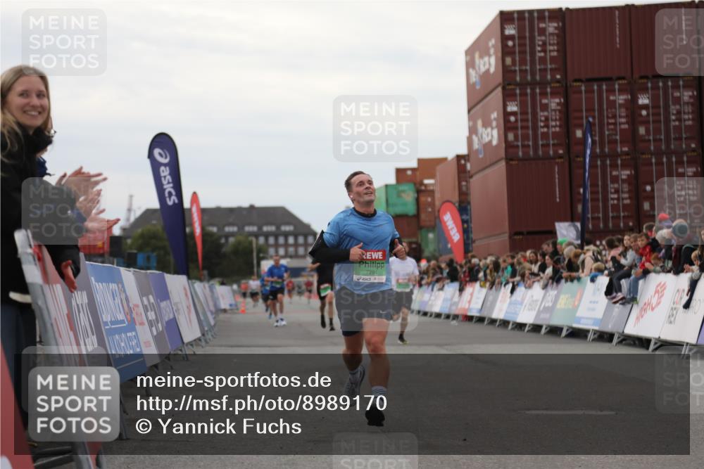 03.10.2025 - Köhlbrandbrückenlauf Yannick Fuchs http://msf.ph/oto/8989170 03.10.2025 16:00:59 Ziel 7294, 7396, 8676, 8855, 9736 meine-sportfotos.de