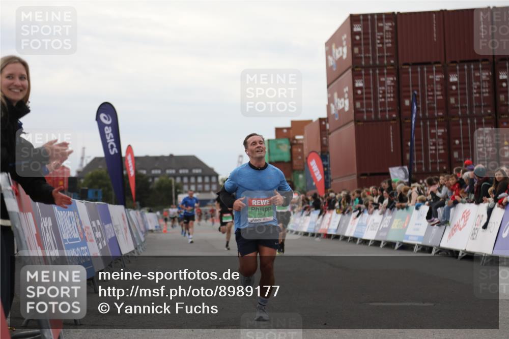 03.10.2025 - Köhlbrandbrückenlauf Yannick Fuchs http://msf.ph/oto/8989177 03.10.2025 16:00:59 Ziel 7294, 7396, 8676, 8855, 9736 meine-sportfotos.de