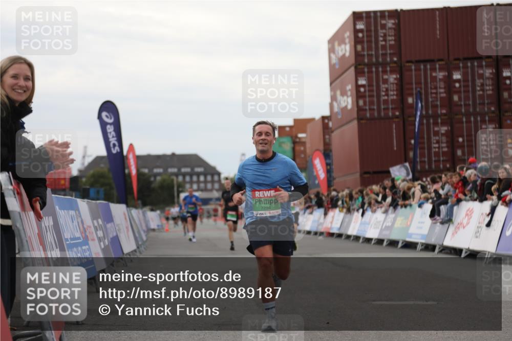 03.10.2025 - Köhlbrandbrückenlauf Yannick Fuchs http://msf.ph/oto/8989187 03.10.2025 16:00:59 Ziel 7294, 7396, 8676, 8855, 9736 meine-sportfotos.de