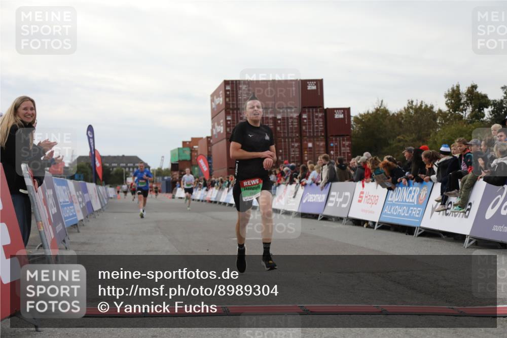 03.10.2025 - Köhlbrandbrückenlauf Yannick Fuchs http://msf.ph/oto/8989304 03.10.2025 16:01:05 Ziel 7396, 7398, 8855, 9589 meine-sportfotos.de