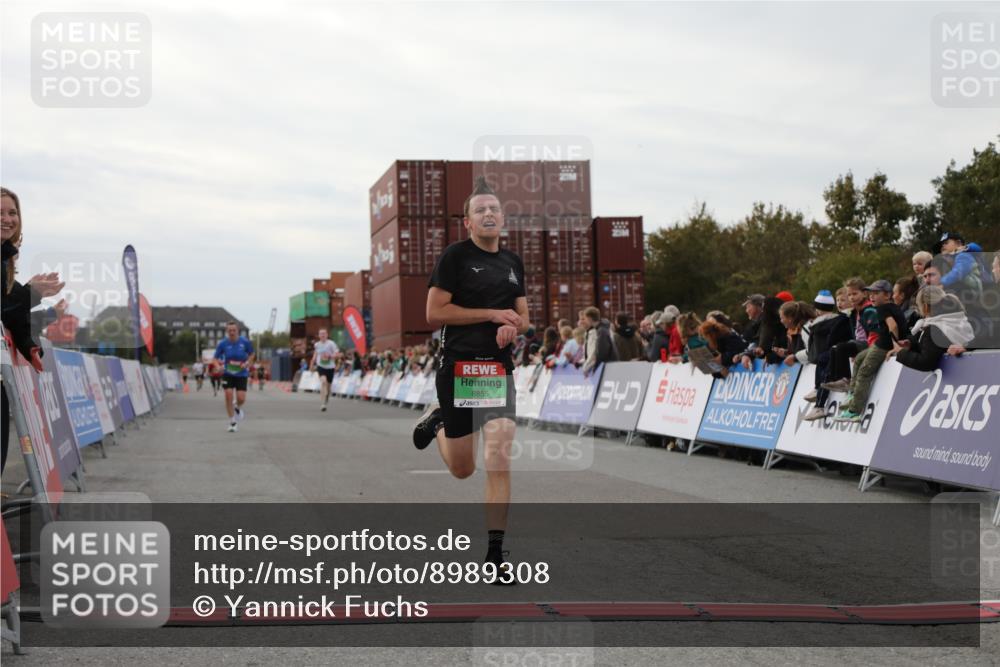 03.10.2025 - Köhlbrandbrückenlauf Yannick Fuchs http://msf.ph/oto/8989308 03.10.2025 16:01:05 Ziel 7396, 7398, 8855, 9589 meine-sportfotos.de