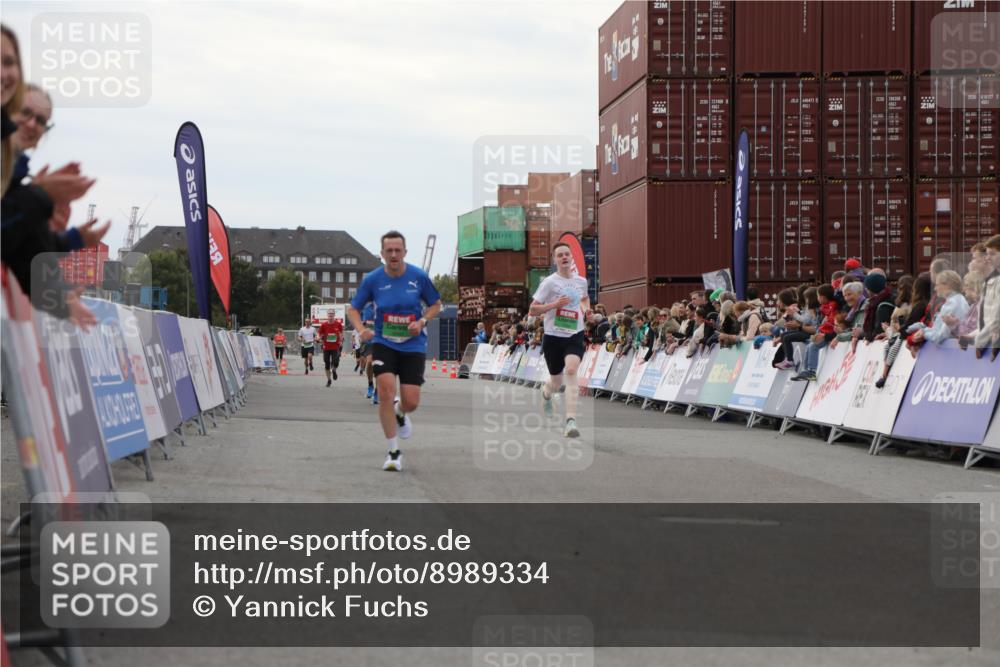 03.10.2025 - Köhlbrandbrückenlauf Yannick Fuchs http://msf.ph/oto/8989334 03.10.2025 16:01:07 Ziel 7396, 7398, 8855, 9589 meine-sportfotos.de