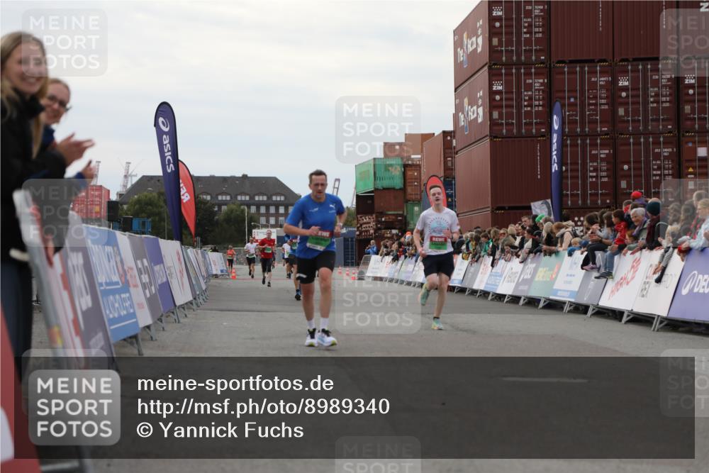03.10.2025 - Köhlbrandbrückenlauf Yannick Fuchs http://msf.ph/oto/8989340 03.10.2025 16:01:07 Ziel 7396, 7398, 8855, 9589 meine-sportfotos.de