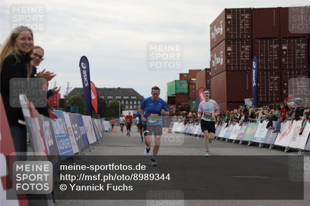 03.10.2025 - Köhlbrandbrückenlauf Yannick Fuchs http://msf.ph/oto/8989344 03.10.2025 16:01:07 Ziel 7396, 7398, 8855, 9589 meine-sportfotos.de