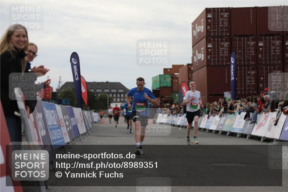 03.10.2025 - Köhlbrandbrückenlauf Yannick Fuchs http://msf.ph/oto/8989351 03.10.2025 16:01:07 Ziel 7396, 7398, 8855, 9589 meine-sportfotos.de