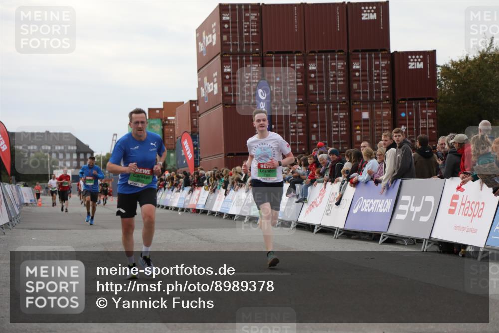 03.10.2025 - Köhlbrandbrückenlauf Yannick Fuchs http://msf.ph/oto/8989378 03.10.2025 16:01:08 Ziel 7282, 7396, 7398, 8855, 9589 meine-sportfotos.de