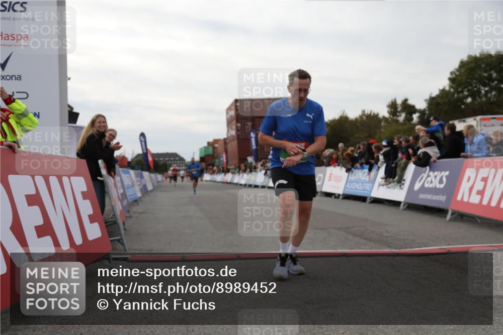 03.10.2025 - Köhlbrandbrückenlauf Yannick Fuchs http://msf.ph/oto/8989452 03.10.2025 16:01:11 Ziel 7282, 7398, 9589 meine-sportfotos.de