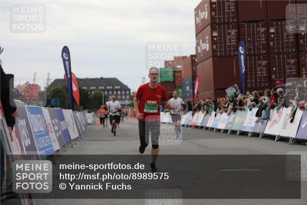 03.10.2025 - Köhlbrandbrückenlauf Yannick Fuchs http://msf.ph/oto/8989575 03.10.2025 16:01:19 Ziel 7282, 7342, 7364, 7372, 7965, 9129, 9346 meine-sportfotos.de