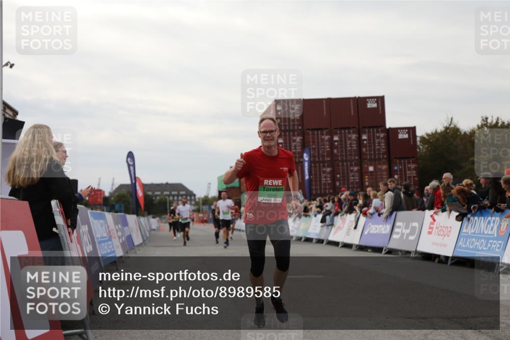 03.10.2025 - Köhlbrandbrückenlauf Yannick Fuchs http://msf.ph/oto/8989585 03.10.2025 16:01:21 Ziel 7342, 7364, 7372, 7965, 8807, 9129, 9346 meine-sportfotos.de