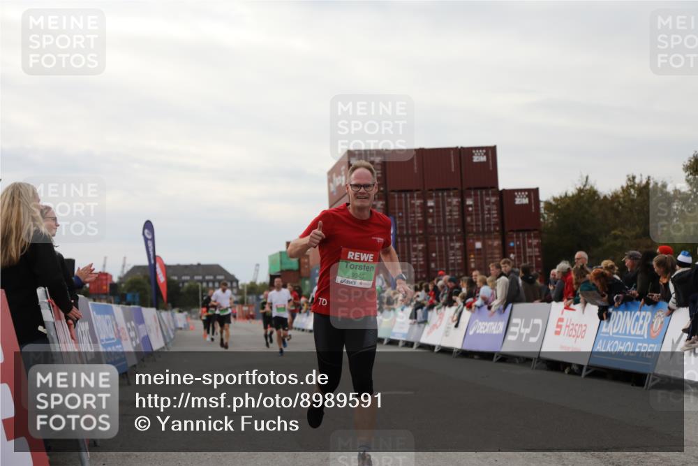 03.10.2025 - Köhlbrandbrückenlauf Yannick Fuchs http://msf.ph/oto/8989591 03.10.2025 16:01:21 Ziel 7342, 7364, 7372, 7965, 8807, 9129, 9346 meine-sportfotos.de