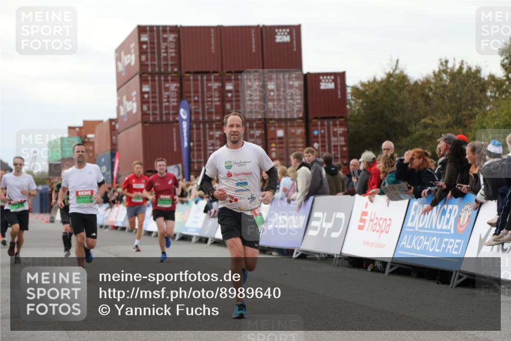 03.10.2025 - Köhlbrandbrückenlauf Yannick Fuchs http://msf.ph/oto/8989640 03.10.2025 16:01:23 Ziel 7266, 7320, 7342, 7364, 7372, 7965, 8807, 9129, 9346 meine-sportfotos.de