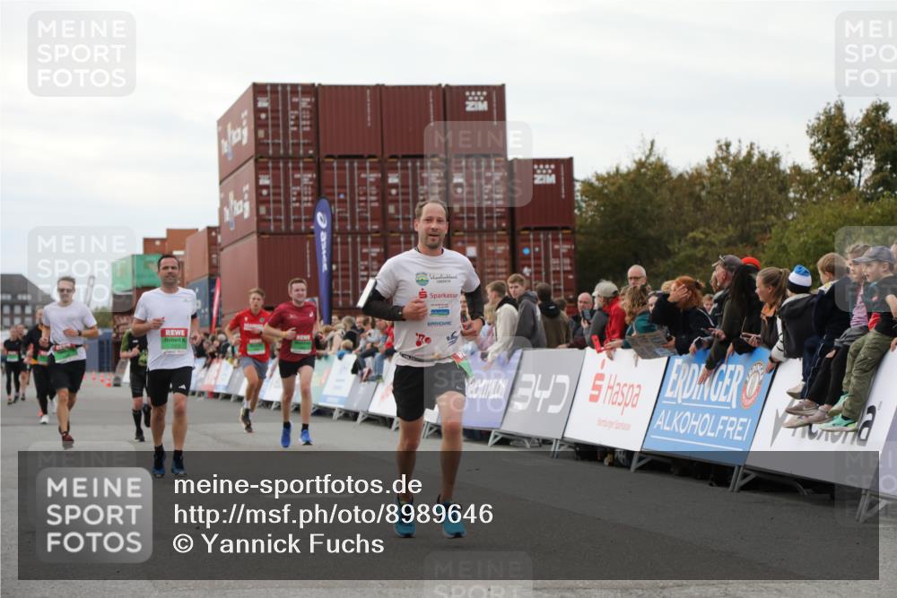 03.10.2025 - Köhlbrandbrückenlauf Yannick Fuchs http://msf.ph/oto/8989646 03.10.2025 16:01:23 Ziel 7266, 7320, 7342, 7364, 7372, 7965, 8807, 9129, 9346 meine-sportfotos.de