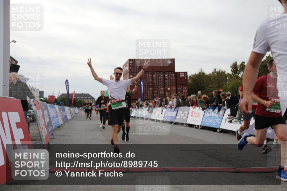 03.10.2025 - Köhlbrandbrückenlauf Yannick Fuchs http://msf.ph/oto/8989745 03.10.2025 16:01:27 Ziel 7144, 7266, 7320, 7342, 7364, 7372, 7965, 8807, 8990, 9129 meine-sportfotos.de