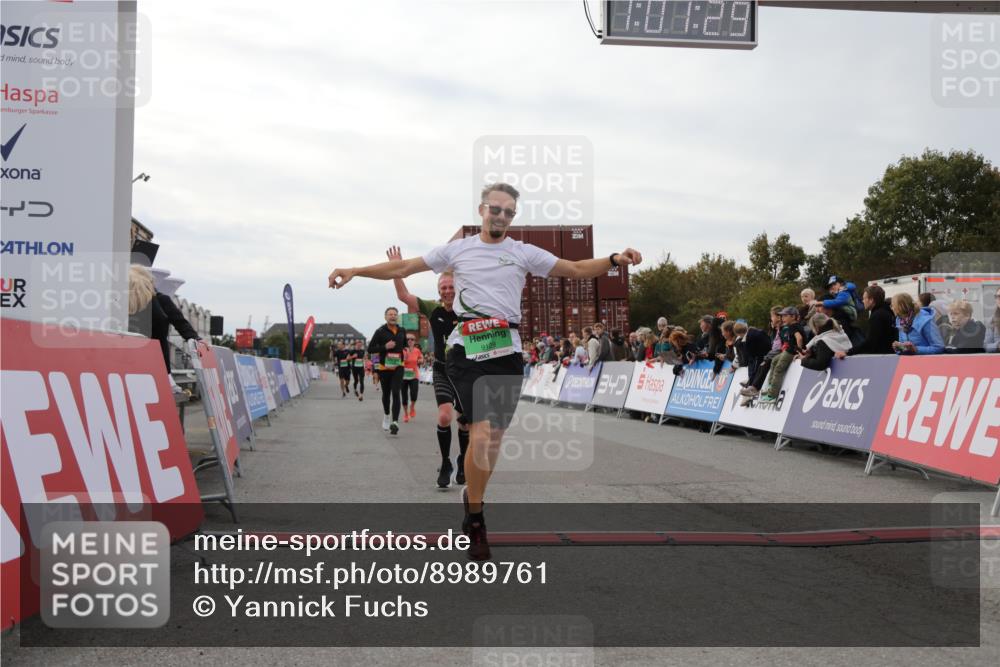 03.10.2025 - Köhlbrandbrückenlauf Yannick Fuchs http://msf.ph/oto/8989761 03.10.2025 16:01:28 Ziel 7144, 7266, 7320, 7342, 7364, 7372, 7965, 8807, 8990, 9129 meine-sportfotos.de
