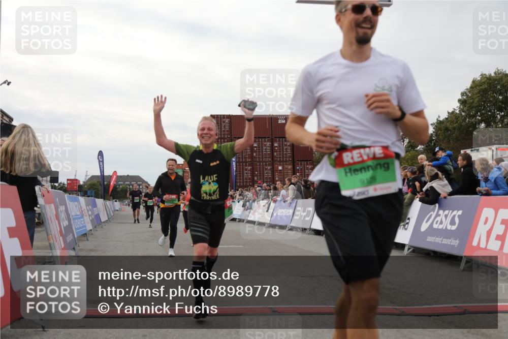03.10.2025 - Köhlbrandbrückenlauf Yannick Fuchs http://msf.ph/oto/8989778 03.10.2025 16:01:29 Ziel 7144, 7266, 7320, 7342, 7364, 7372, 8800, 8807, 8990, 9129 meine-sportfotos.de