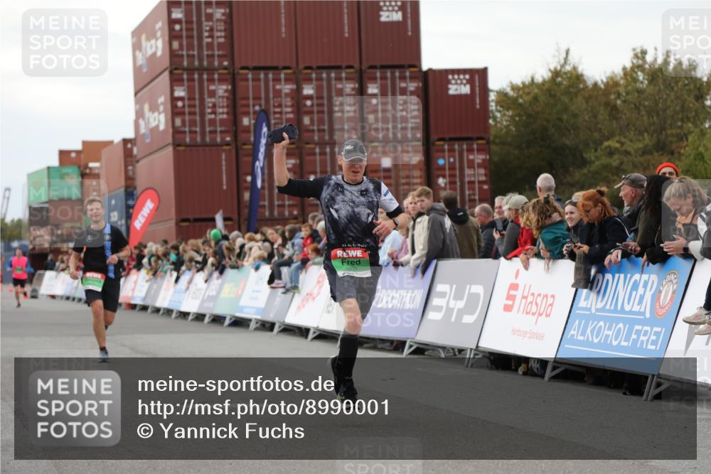 03.10.2025 - Köhlbrandbrückenlauf Yannick Fuchs http://msf.ph/oto/8990001 03.10.2025 16:01:40 Ziel 7805, 8800, 9453 meine-sportfotos.de