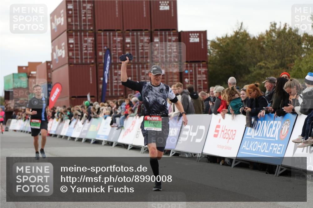 03.10.2025 - Köhlbrandbrückenlauf Yannick Fuchs http://msf.ph/oto/8990008 03.10.2025 16:01:40 Ziel 7805, 8800, 9453 meine-sportfotos.de