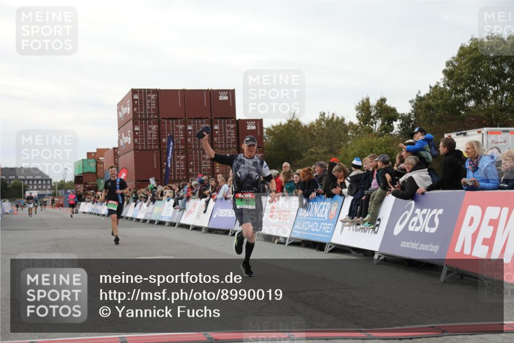 03.10.2025 - Köhlbrandbrückenlauf Yannick Fuchs http://msf.ph/oto/8990019 03.10.2025 16:01:40 Ziel 7805, 8800, 9453 meine-sportfotos.de