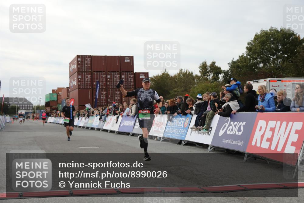 03.10.2025 - Köhlbrandbrückenlauf Yannick Fuchs http://msf.ph/oto/8990026 03.10.2025 16:01:41 Ziel 7805, 8800, 9453 meine-sportfotos.de