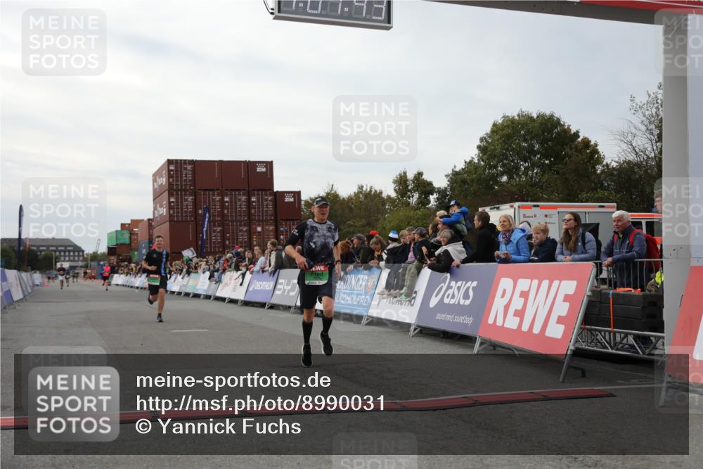 03.10.2025 - Köhlbrandbrückenlauf Yannick Fuchs http://msf.ph/oto/8990031 03.10.2025 16:01:41 Ziel 7805, 8800, 9453 meine-sportfotos.de
