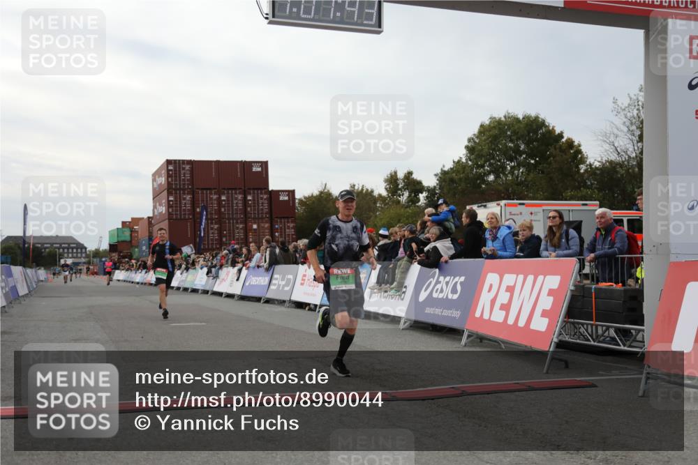 03.10.2025 - Köhlbrandbrückenlauf Yannick Fuchs http://msf.ph/oto/8990044 03.10.2025 16:01:41 Ziel 7805, 8800, 9453 meine-sportfotos.de
