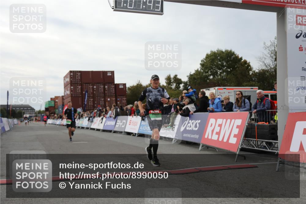 03.10.2025 - Köhlbrandbrückenlauf Yannick Fuchs http://msf.ph/oto/8990050 03.10.2025 16:01:41 Ziel 7805, 8800, 9453 meine-sportfotos.de