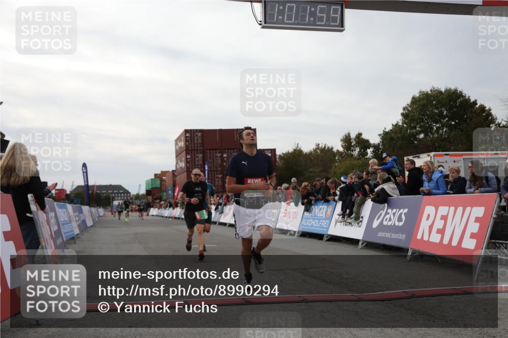 03.10.2025 - Köhlbrandbrückenlauf Yannick Fuchs http://msf.ph/oto/8990294 03.10.2025 16:01:57 Ziel 7204, 7299, 9145, 9192, 9324 meine-sportfotos.de