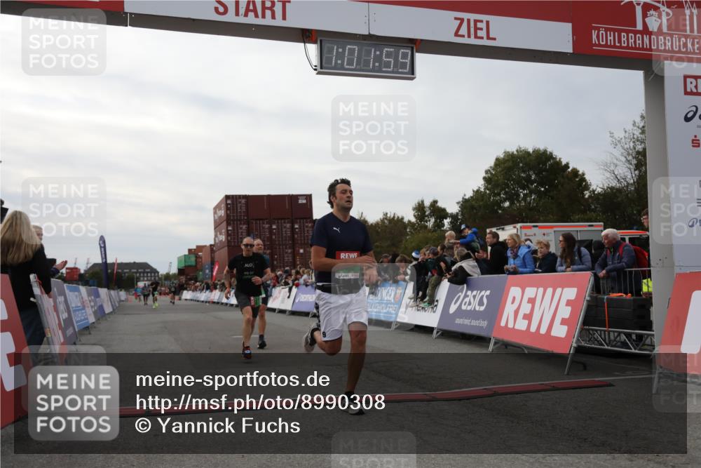 03.10.2025 - Köhlbrandbrückenlauf Yannick Fuchs http://msf.ph/oto/8990308 03.10.2025 16:01:57 Ziel 7204, 7299, 9145, 9192, 9324 meine-sportfotos.de