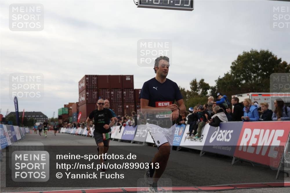 03.10.2025 - Köhlbrandbrückenlauf Yannick Fuchs http://msf.ph/oto/8990313 03.10.2025 16:01:58 Ziel 7204, 7299, 9145, 9324 meine-sportfotos.de