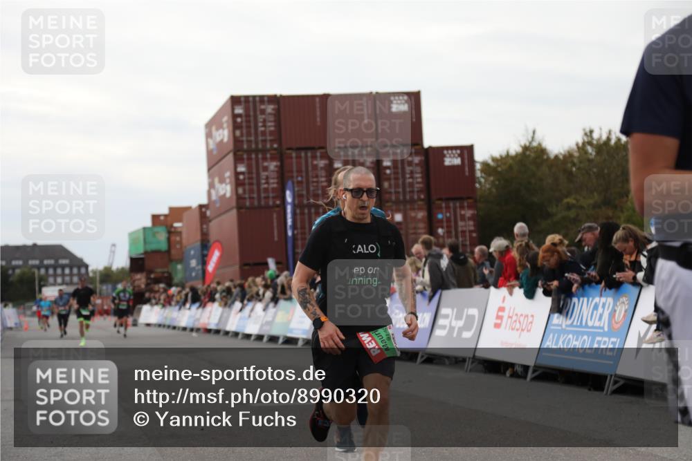 03.10.2025 - Köhlbrandbrückenlauf Yannick Fuchs http://msf.ph/oto/8990320 03.10.2025 16:01:58 Ziel 7204, 7299, 9145, 9324 meine-sportfotos.de