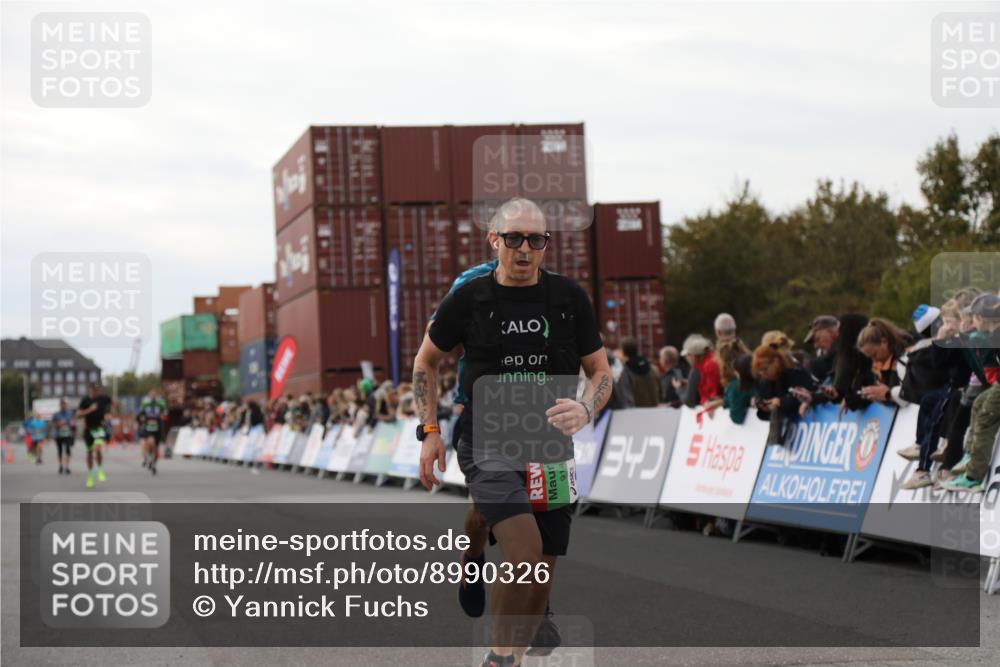 03.10.2025 - Köhlbrandbrückenlauf Yannick Fuchs http://msf.ph/oto/8990326 03.10.2025 16:01:58 Ziel 7204, 7299, 9145, 9324 meine-sportfotos.de