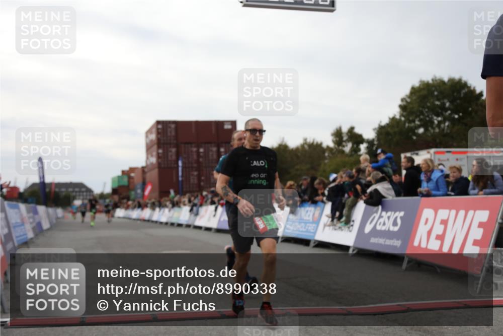 03.10.2025 - Köhlbrandbrückenlauf Yannick Fuchs http://msf.ph/oto/8990338 03.10.2025 16:01:59 Ziel 7204, 7299, 9145, 9324 meine-sportfotos.de