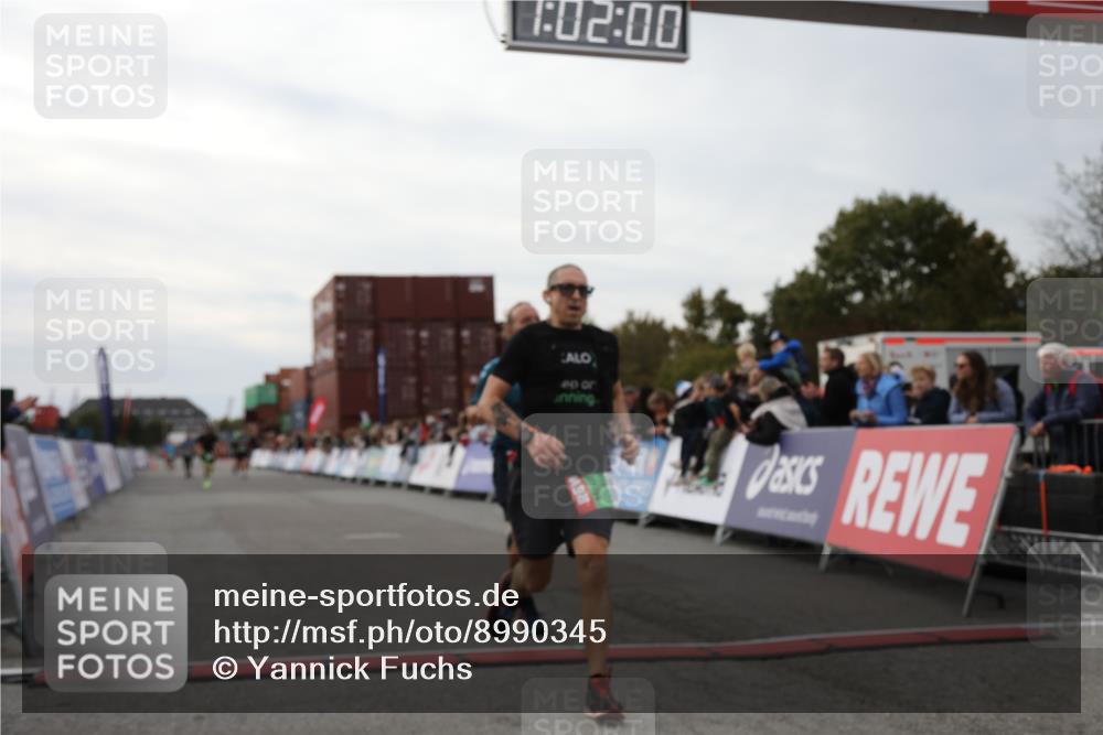 03.10.2025 - Köhlbrandbrückenlauf Yannick Fuchs http://msf.ph/oto/8990345 03.10.2025 16:01:59 Ziel 7204, 7299, 9145, 9324 meine-sportfotos.de