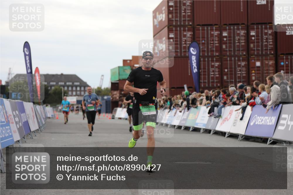 03.10.2025 - Köhlbrandbrückenlauf Yannick Fuchs http://msf.ph/oto/8990427 03.10.2025 16:02:04 Ziel 7115, 7160, 7299, 8988 meine-sportfotos.de