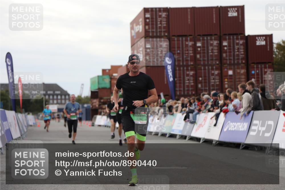 03.10.2025 - Köhlbrandbrückenlauf Yannick Fuchs http://msf.ph/oto/8990440 03.10.2025 16:02:05 Ziel 7115, 7160, 7299, 8988 meine-sportfotos.de