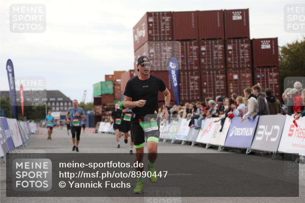 03.10.2025 - Köhlbrandbrückenlauf Yannick Fuchs http://msf.ph/oto/8990447 03.10.2025 16:02:05 Ziel 7115, 7160, 7299, 8988 meine-sportfotos.de