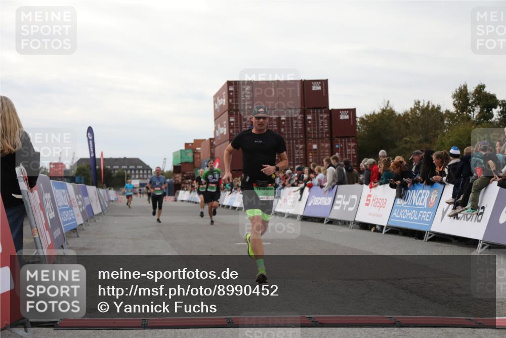 03.10.2025 - Köhlbrandbrückenlauf Yannick Fuchs http://msf.ph/oto/8990452 03.10.2025 16:02:05 Ziel 7115, 7160, 7299, 8988 meine-sportfotos.de