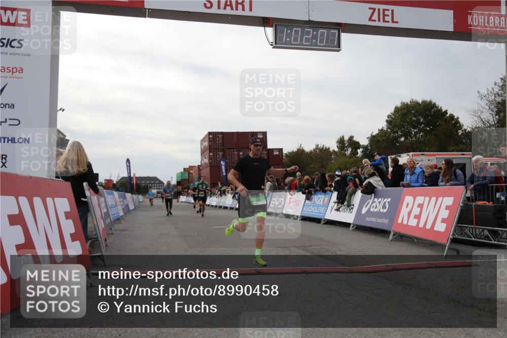 03.10.2025 - Köhlbrandbrückenlauf Yannick Fuchs http://msf.ph/oto/8990458 03.10.2025 16:02:06 Ziel 7115, 7160, 7299, 8988 meine-sportfotos.de