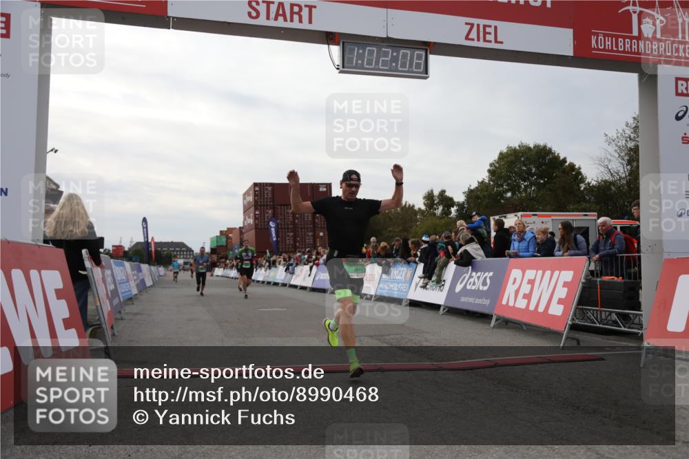 03.10.2025 - Köhlbrandbrückenlauf Yannick Fuchs http://msf.ph/oto/8990468 03.10.2025 16:02:06 Ziel 7115, 7160, 7299, 8988 meine-sportfotos.de
