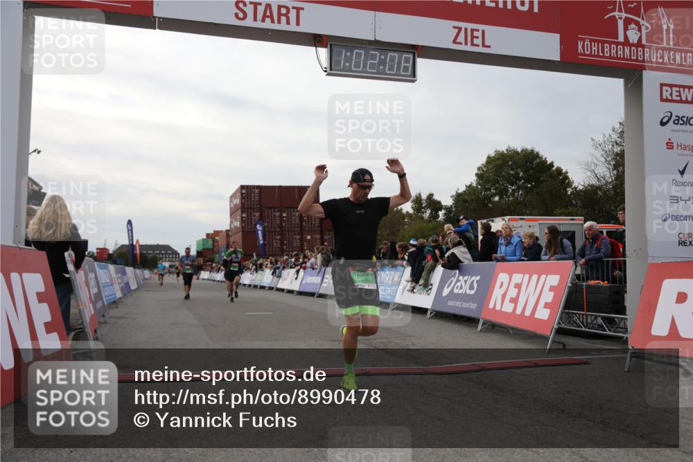 03.10.2025 - Köhlbrandbrückenlauf Yannick Fuchs http://msf.ph/oto/8990478 03.10.2025 16:02:06 Ziel 7115, 7160, 7299, 8988 meine-sportfotos.de