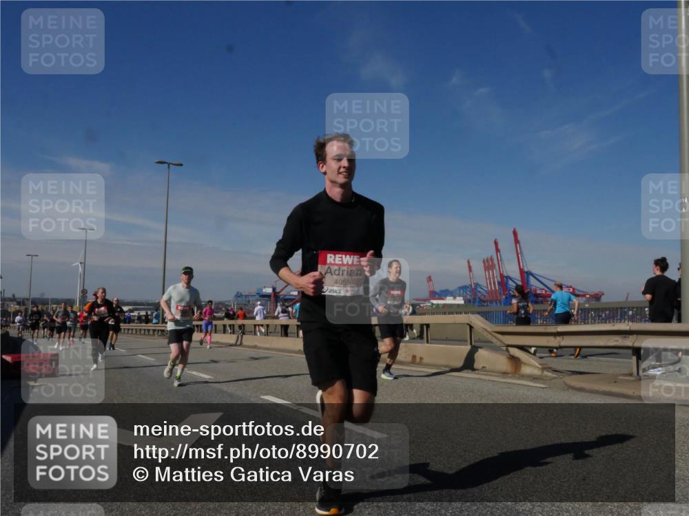 03.10.2025 - Köhlbrandbrückenlauf Matties Gatica Varas http://msf.ph/oto/8990702 03.10.2025 12:40:42 Position 2 4055, 118 meine-sportfotos.de