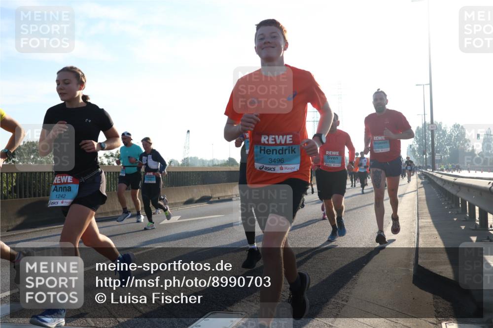 03.10.2025 - Köhlbrandbrückenlauf Luisa Fischer http://msf.ph/oto/8990703 03.10.2025 10:15:04 Position 3 1242, 3496, 1165, 1273 meine-sportfotos.de